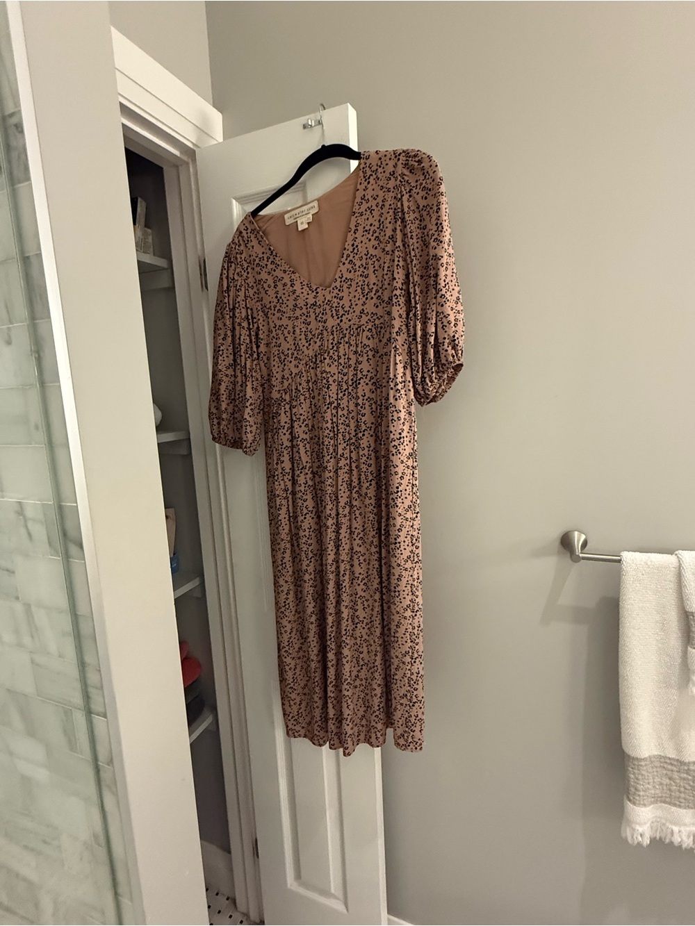 saltwater LUXE Floral V‑Neck Midi Dress - Picture 8 of 11